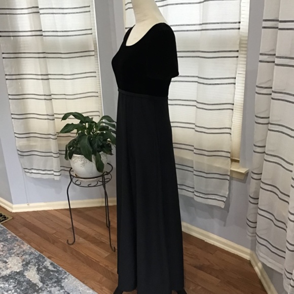 Southeastern Performance Harmonique Women Size Med Black Empire Dress Velvet - Picture 8 of 12
